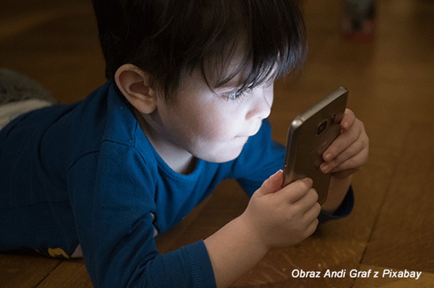Jak rodzice mogą rozwiązać problem nałogowego korzystania z telefonu komórkowego przez dziecko?